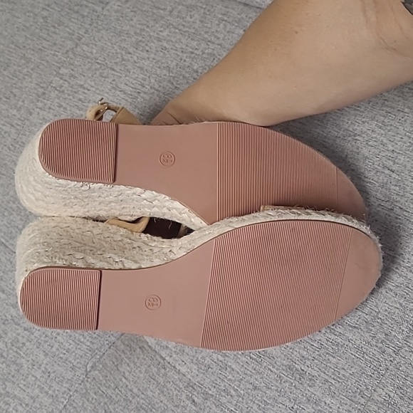 3/$8 Like new wedges - Picture 3 of 4